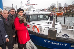 Landwirtschaftsminister Till Backhaus, LALLF-Direktor Frerk Feldhusen und Taufpatin Ivonne Backhaus bei der Taufe der Steinbutt