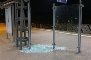 Wetterunterstand am S-Bahn-Halt Parkstraße beschädigt (Foto: Bundespolizeiinspektion Rostock)