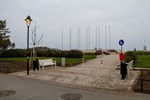 Behindertenparkplatz am barrierefreien Strandzugang in Warnemünde weg