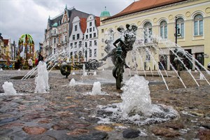 Der sprudelnde „Brunnen der Lebensfreude“ eröffnete heute am Universitätsplatz offiziell die Brunnensaison 2019 in Rostock