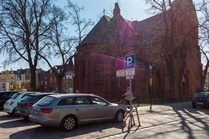 Auf bewirtschafteten öffentlich gewidmeten Parkplätzen, wie auf dem Kirchenplatz in Warnemünde, parken Elektro-Autos künftig kostenlos