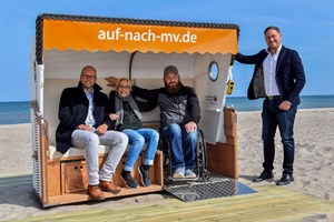 Erster barrierefreier Strandkorb in Warnemünde - Matthias Fromm, Annette Rösler und Tino Ammon weihen den „Strandkorb für Alle“ in Warnemünde am Strandaufgang 10 ein. (Foto: TZRW/Joachim Kloock)