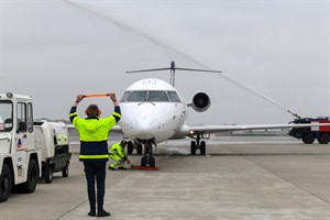 Landung der ersten Lufthansa-Maschine aus München am Flughafen Rostock-Laage und mit Begrüßung mit Wasserbogen (Foto: Angelika Heim)