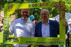 Claus Ruhe Madsen (links) mit dem amtierenden Oberbürgermeister Roland Methling