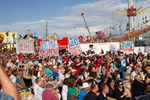 Während der Eröffnung der Hanse Sail protestierten Aktivisten mit großflächigen Bannern gegen das neue Sicherheits- und Ordnungsgesetz (SOG) in MV