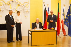 Staatsbesuch im Festsaal des Rostocker Rathauses: Staatspräsident Portugals Marcelo Rebelo de Sousa, Elke Büdenbender mit ihrem Mann, Bundespräsident Frank-Walter Steinmeier, sowie Oberbürgermeister Roland Methling