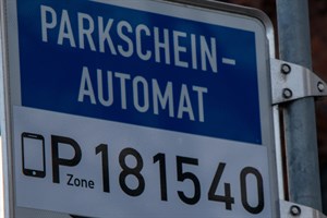 Handy-Parken in Rostock gestartet - die sechsstellige Nummer kennzeichnet die Parkzone