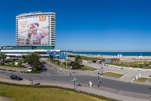 „Wir sind Urlaubsland“: Riesenbanner wirbt am Hotel Neptun für besseres Tourismusklima in Mecklenburg-Vorpommern