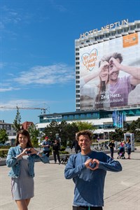 Margaryta Gebbert und Aaron Jack vor ihrem ‚Riesenbanner‘