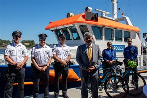 Innenminister Lorenz Caffier (vorne) hat heute in Warnemünde den Bäderdienst der Landespolizei Mecklenburg-Vorpommern gestartet