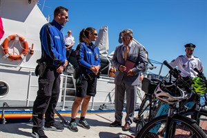 Polizeidirektor Achim Segebarth (rechts) schaut etwas neidisch auf die schicken Dienstfahrräder des Bäderdienstes