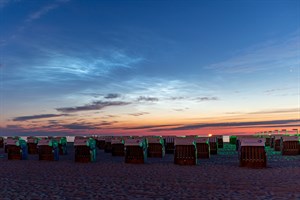 Leuchtende Nachtwolken über dem Strand von Rostock-Warnemünde