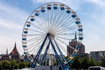 Riesenrad dreht im Stadthafen seine Runden