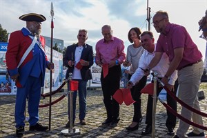 Eröffnung der Open-Air-Ausstellung „29 Jahre Hanse Sail“ im Stadthafen Rostock - Dr. Frank Elsner (Hanse Sail Verein), Roland Methling, Jana Mentz (Ostseesparkasse Rostock), Wlfried Ott (Hanseatische Brauerei Rostock) und Tourismusdirektor Matthias Fromm (v.l.n.r.)