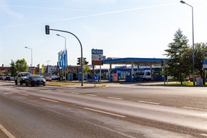 Der geeignetste, aber auch komplizierteste Standort für ein neues Parkhaus in Warnemünde wäre direkt an der Stadtautobahn B103