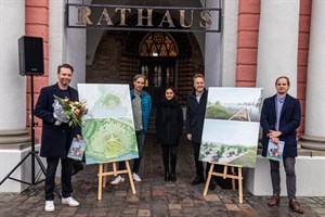 Entwurf für den Stadtpark zur Buga 2025 in Rostock - Landschaftsarchitekt Stephan Lenzen (v.l.), Robert Strauß und Lisa Tiedemann (Buga-Fachgruppe), Senator Holger Matthäus und Sebelo Jeebe (Teamleiter, Wettbewerbe bei RMP)