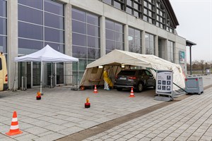 Das Corona-Impfzentrum von Rostock entsteht in der Hansemesse Schmarl - einen Drive-In, wie hier beim Testzentrum, wird es nicht geben, da Geimpfte noch kurz in den Ruheraum müssen. (Foto: Archiv)