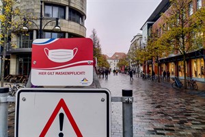 Maskenpflicht in der Innenstadt von Rostock - inzwischen hängen auch die Hinweisschilder.