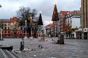 Müll am Uniplatz Rostock am 1. Advent - die Stadtverwaltung verstärkt jetzt die Abfallentsorgung in der Innenstadt