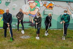 Baustart für Bürgerpark Toitenwinkel - Senator Chris Müller-von Wrycz Rekowski (v.l.), Johannes Schmidt (Quartiersmanager Toitenwinkel), Sigrid Hecht (GF RGS), Anke Knitter (Ortsbeiratsvorsitzende Toitenwinkel) und Kay Brandenburg, GF Baufirma Rostocker GalaBau (Foto: RGS)