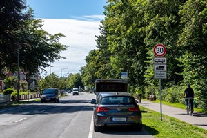 Bislang gilt Tempo 30 in der Parkstraße Warnemünde nur für Busse und Lkw, künftig gilt es für alle (Foto: Archiv)