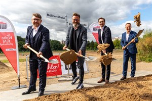 Erster Spatenstich fürs neue Wohnquartier in Lichtenhagen: Architekt Martin Zavracky (v.l.), Oberbürgermeister Claus Ruhe Madsen und die Wiro-Geschäftsführer Ralf Zimlich und Christian Urban