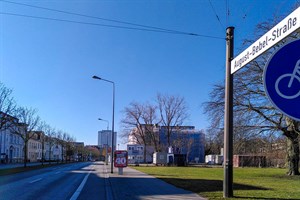 Die Fahrbahndecke in der August-Bebel-Straße wird erneuert - an zwei verlängerten Wochenenden im April kommt es zur Vollsperrung (Foto: Archiv)