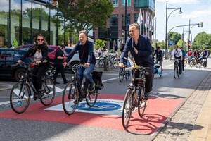 Fahrradstraße in der Langen Straße offiziell eingeweiht - Marie Heidenreich (Sprecherin des Radentscheids Rostock, v.l.), Uwe Flachsmeyer (Vorsitzender des Fahrradforums) und Senator Holger Matthäus