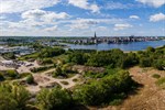 Wohnschiff, Container und Sporthalle für Geflüchtete