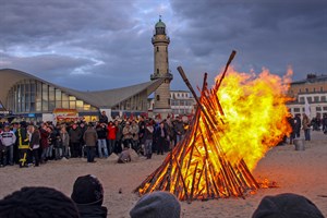 Osterfeuer am Strand von Rostock-Warnemünde (Foto: Archiv)