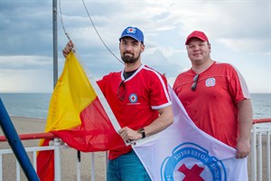 DRK Wasserwacht Rostock startet in die Strandsaison 2024: Die rot-gelb Flaggen signalisieren die Einsatzbereitschaft der Rettungsschwimmer. Seit dem 9. Mai werden sie wieder täglich bis September auf den Türmen gehisst. (Foto: DRK/Junge)