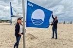 Blaue Flagge am Strand von Warnemünde gehisst