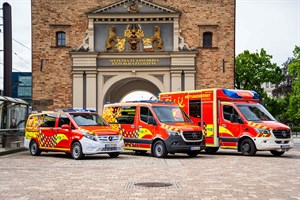 Neue Notarzteinsatzfahrzeuge und Krankentransportwagen vor dem Steintor. (Foto: Yves Timmermann/AfBRK)