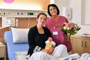 Große Freude über Charlotte und die 1.000. Geburt in diesem Jahr, hier mit der Mutti Clara und der Stationsleitung Babett Flehmig (Foto: Joachim Kloock)