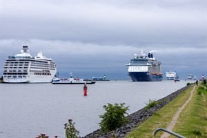 Maritimes Wimmelbild: „Seven Seas Mariner“, „Fairplay 56“, „Warnow“, „Finnbreeze“, „Celebrity Silhouette“ „Akka“, „Fairplay 20“, „AIDAdiva“ und „Berlin“ (v.l.n.r.)