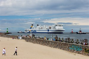 Die manövrierunfähige TT-Line-Fähre „Tinker Bell“ wird nach Rostock zurückgeschleppt