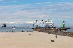 Die manövrierunfähige TT-Line-Fähre „Tinker Bell“ wird nach Rostock zurückgeschleppt. Links im Bild: der Notschlepper „Baltic“