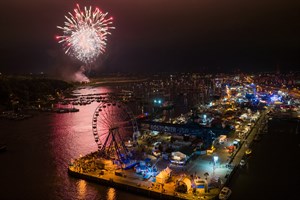 Das Feuerwerk zur Hanse Sail ist einer der Höhepunkte des viertägigen Festes. (c) TZRW / Holger Martens