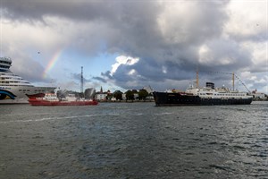 Regenbogen und Wasserfontänen des FLB 40-3: Erstanlauf der „Nordstjernen“ in Rostock-Warnemünde