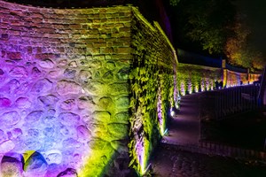 Stadtmauer im Klostergarten zur Rostocker Lichtwoche 2024