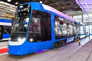 Tina - Das erste Fahrzeug der neuen Straßenbahngeneration ist in Rostock eingetroffen (Foto: Joachim Kloock)