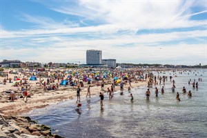 Nacktpflicht am FKK-Strand in Warnemünde (Foto: Archiv)